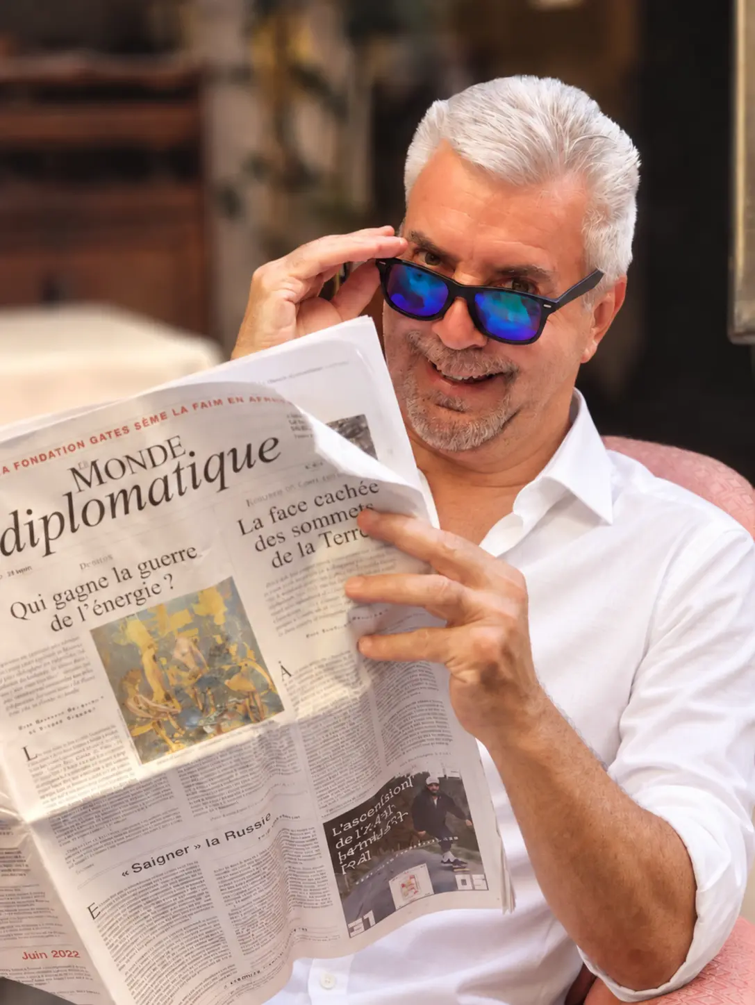 Frank reading Le Monde diplomatique